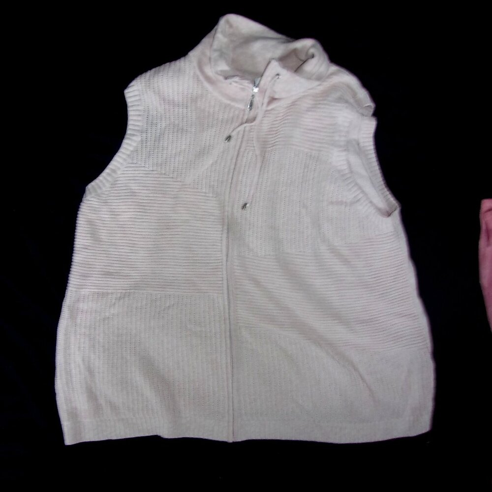 size 3x 3 x womens knit material sweater vest  plus sized pink zipper up